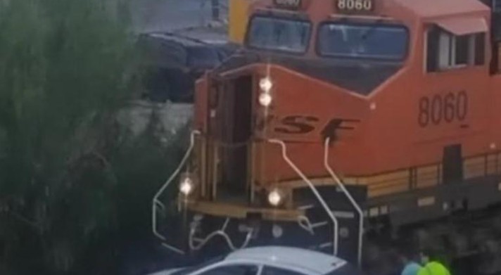 Tren arrastra automóvil más de 100 metros; hay dos lesi0n4dos
