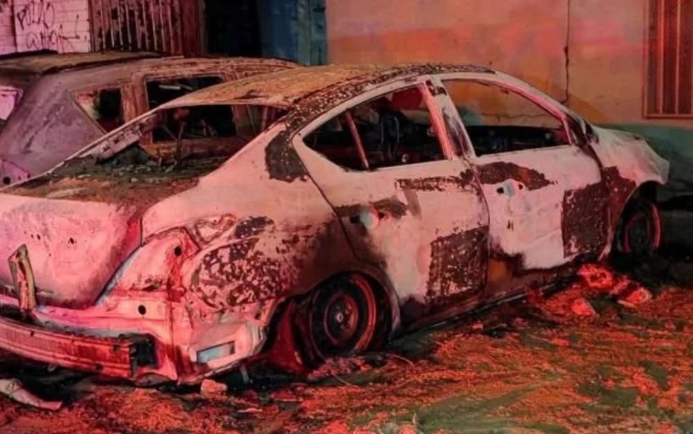 Quem4n tres autos y un puesto de comida en la Carlos Castillo Peraza