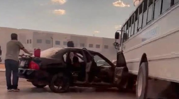 Automóvil y camión de transporte de personal ch0can frente a la maquiladora Inventec 1