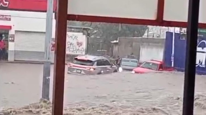 Captan momento en que corriente arrastra vehículos durante inundación en Chihuahua 1