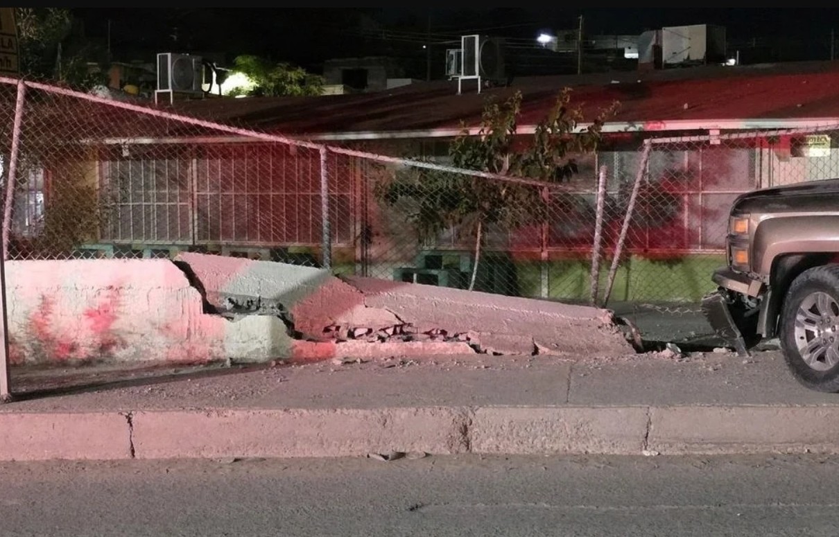Ch0ca contra barda de secundaria y abandona la camioneta para huir