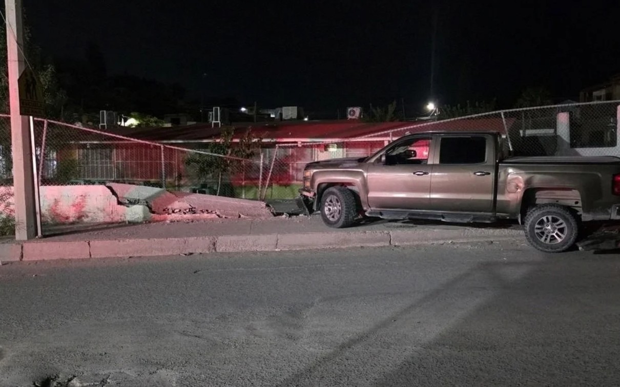 Ch0ca contra barda de secundaria y abandona la camioneta para huir 2