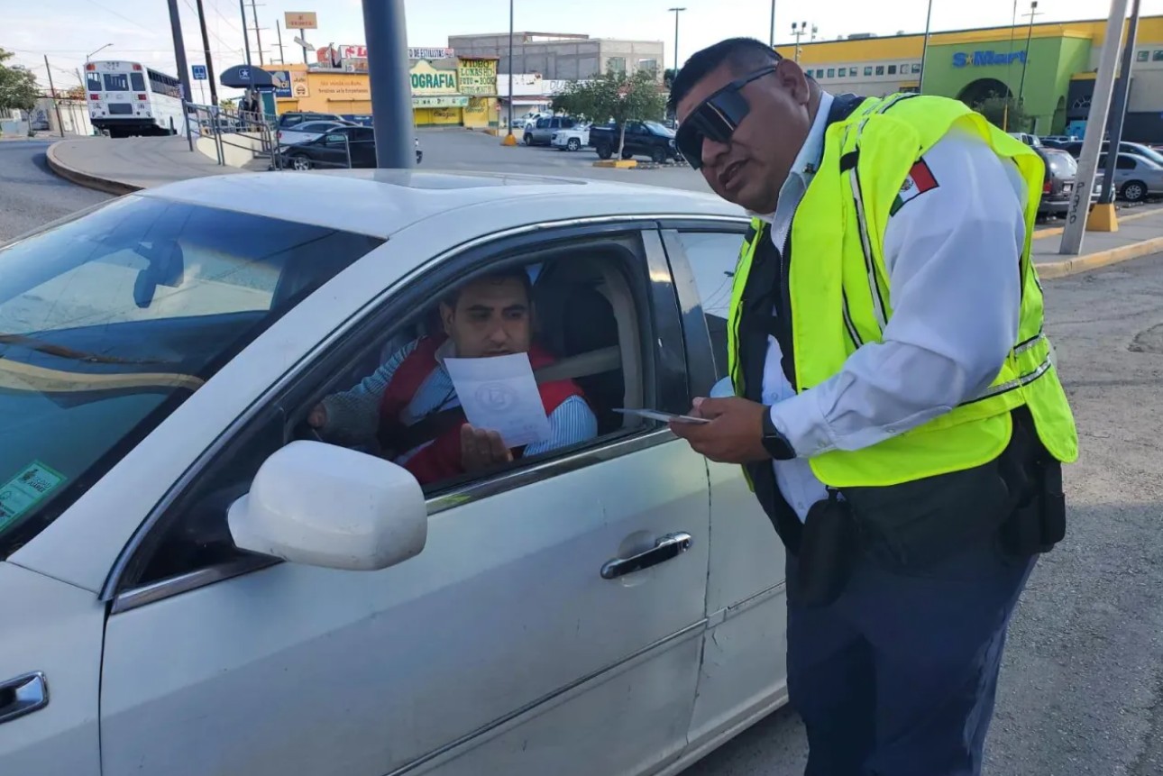 Aplican hasta mil 200 multas al mes por uso de celular al volante