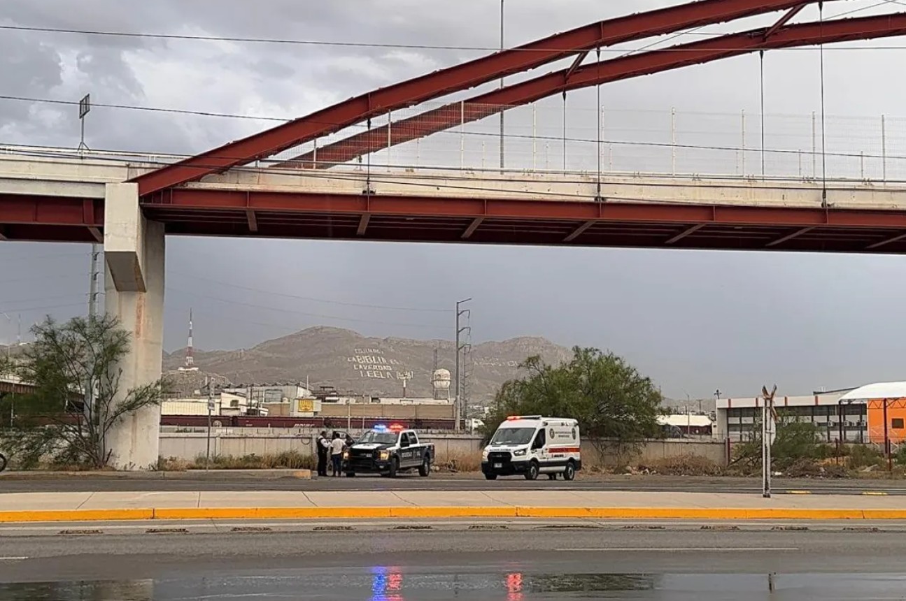 Mujer resulta lesi0n4da tras derrape de motocicleta por pavimento mojado