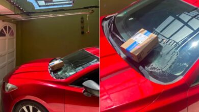 Denuncian a repartidor de Amazon por lanzar paquete y romper el parabrisas de un automóvil 3