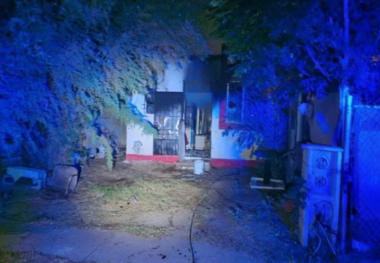 Detienen a hombre por presuntamente at4car con un cuch1ll0 a su hijastro e inc3nd1ar un colchón 2