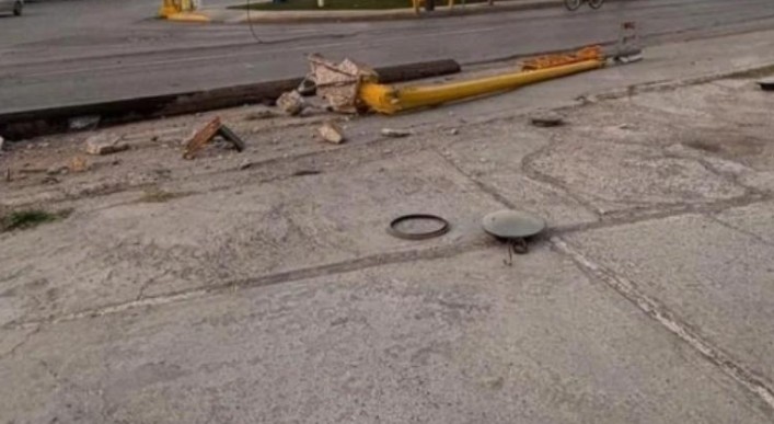 Conductor derriba poste y semáforo en la López Mateos; intentó escapar y fue detenido