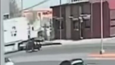 VIDEO: Así fue choque vs tráiler en el que murió conductor 26 Una cámara de seguridad registró el accidente ocurrido sobre la carretera a Casas Grandes, donde un automovilista perdió la vida tras impactarse contra la caja de un tráiler.