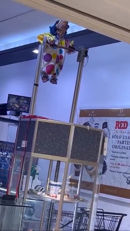 Causa terr0r El payasito de la relojería tras incendio en Río Grande Mall 2