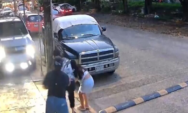Camioneta invade banqueta y casi arrolla a una familia en Veracruz: un niño se salva por segundos