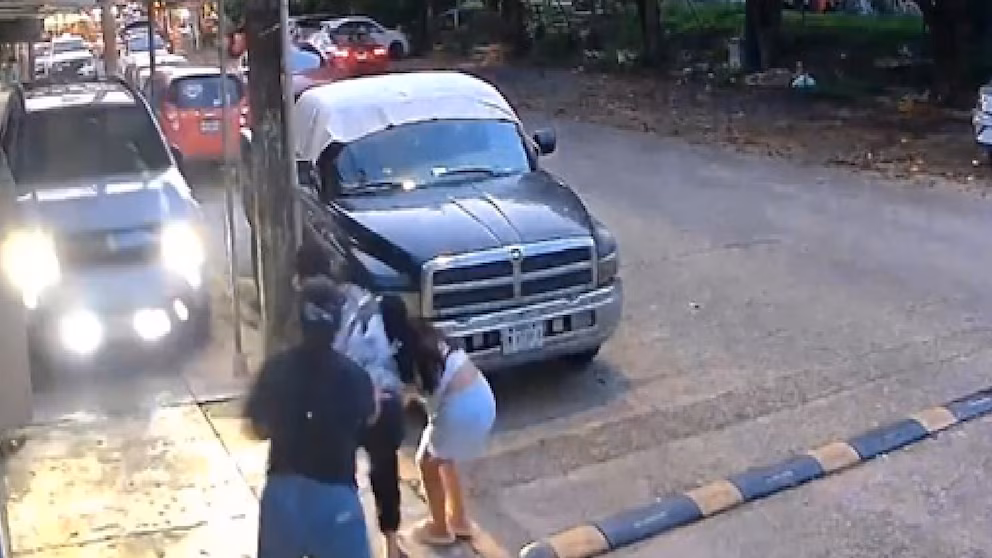 Camioneta invade banqueta y casi arrolla a una familia en Veracruz: un niño se salva por segundos