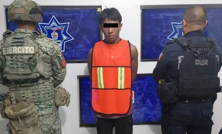 Cometía falta administrativa; resultó con orden de arresto