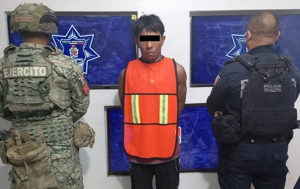 Cometía falta administrativa; resultó con orden de arresto