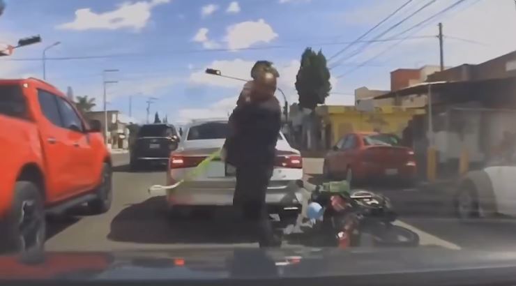 El menor cayó al pavimento luego de que la motocicleta perdiera el equilibrio mientras su padre confrontaba a un automovilista; el hecho quedó grabado en video.