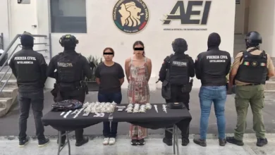 Dos mujeres fueron detenidas en Escobedo, Nuevo León, tras un operativo en el que autoridades aseguraron presuntas dosis de mariguana, cocaína piedra y cristal.