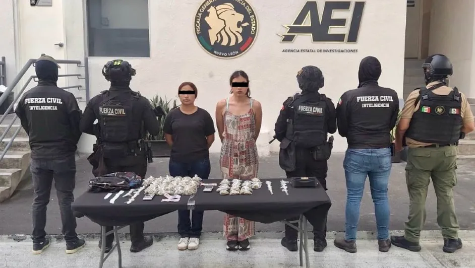 Dos mujeres fueron detenidas en Escobedo, Nuevo León, tras un operativo en el que autoridades aseguraron presuntas dosis de mariguana, cocaína piedra y cristal.