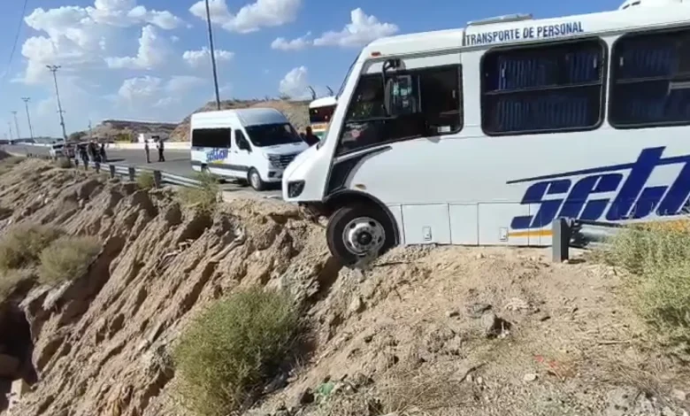Ch0que en Camino Real deja cuatro herid0s y un camión al borde de un precipicio 1
