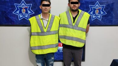 Sorprenden a dos hombres robando cerveza de bar 11 Los presuntos responsables fueron detenidos por la Policía Municipal luego de ser encontrados cargando varias latas de cerveza en un vehículo; el establecimiento presentaba daños en la puerta de acceso.