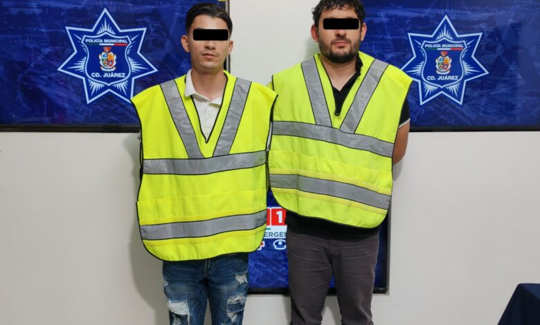 Los presuntos responsables fueron detenidos por la Policía Municipal luego de ser encontrados cargando varias latas de cerveza en un vehículo; el establecimiento presentaba daños en la puerta de acceso.