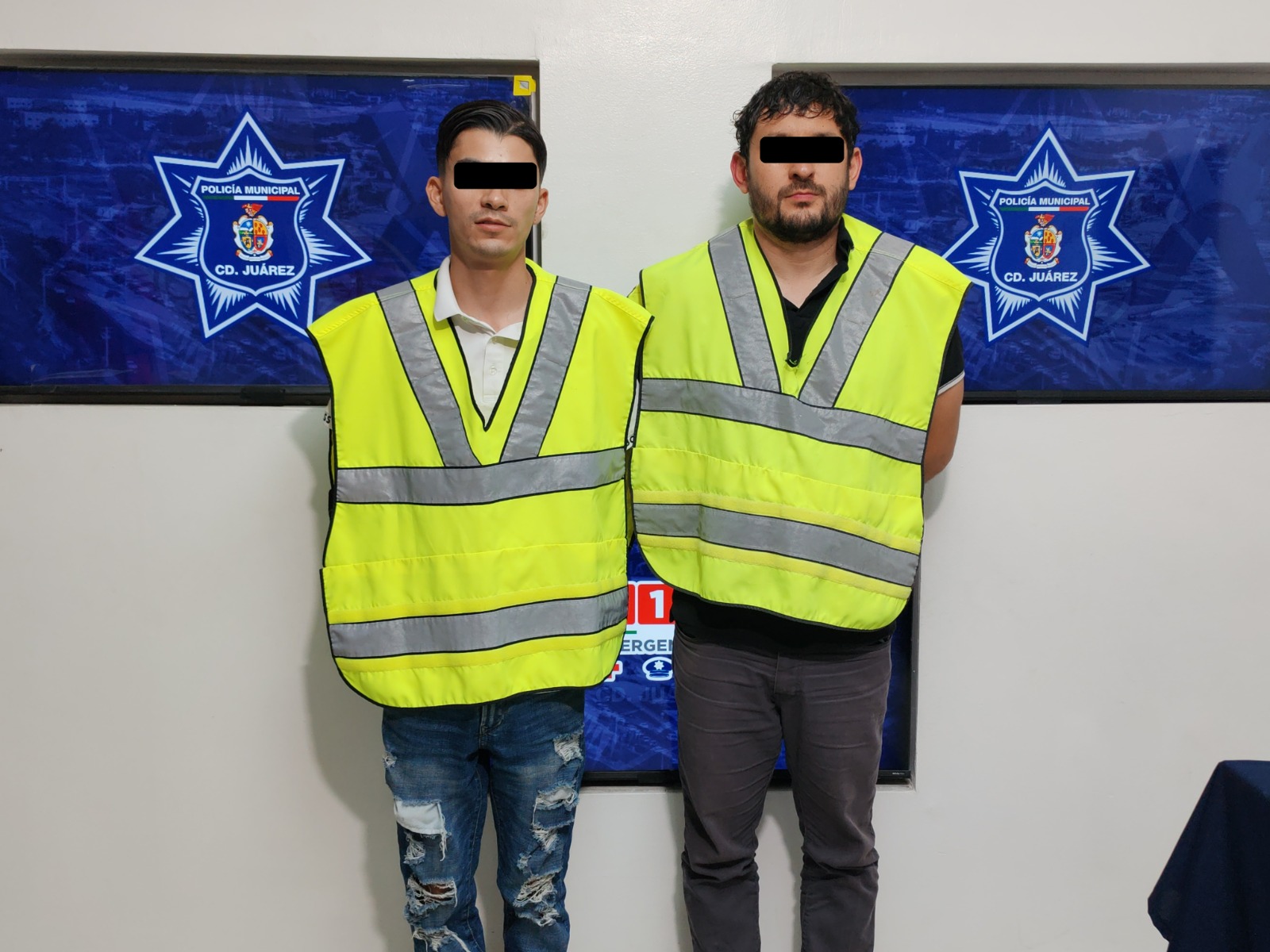Los presuntos responsables fueron detenidos por la Policía Municipal luego de ser encontrados cargando varias latas de cerveza en un vehículo; el establecimiento presentaba daños en la puerta de acceso.