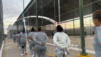 Catean el Cereso Femenil de Juárez 58 Autoridades realizaron un operativo extraordinario en el Cereso Femenil No. 2 de Ciudad Juárez. Revisaron 146 estancias y 424 internas sin localizar objetos prohibidos.