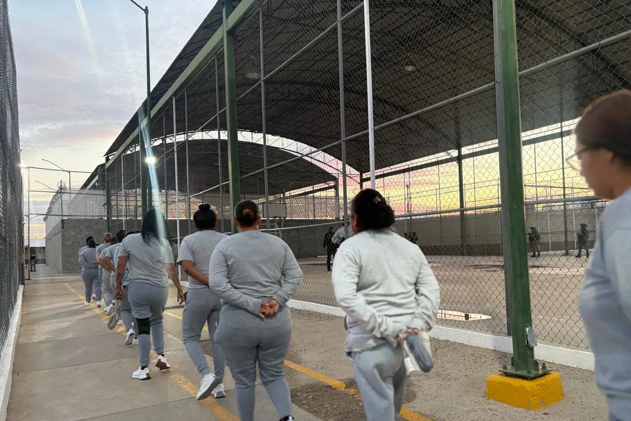 Autoridades realizaron un operativo extraordinario en el Cereso Femenil No. 2 de Ciudad Juárez. Revisaron 146 estancias y 424 internas sin localizar objetos prohibidos.