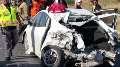 Dos personas resultaron lesionadas tras un fuerte choque entre un tráiler y un automóvil en la carretera Panamericana, a la altura del Umbral del Milenio en Ciudad Juárez.