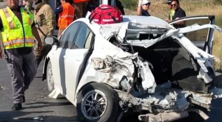 Dos personas resultaron lesionadas tras un fuerte choque entre un tráiler y un automóvil en la carretera Panamericana, a la altura del Umbral del Milenio en Ciudad Juárez.