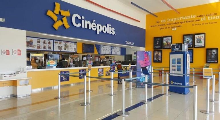 Una madre de familia denunció en redes sociales que un hombre presuntamente intentó grabar a mujeres dentro del baño de Cinépolis Plaza Monumental, en Ciudad Juárez.