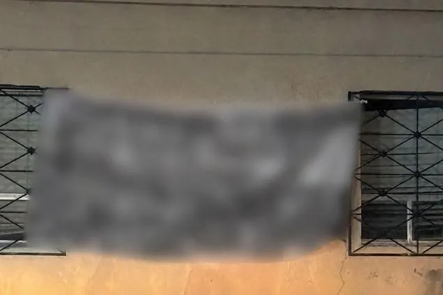 El mensaje fue colocado en el exterior de un templo cristiano durante la madrugada; autoridades aseguraron la evidencia e iniciaron las investigaciones.