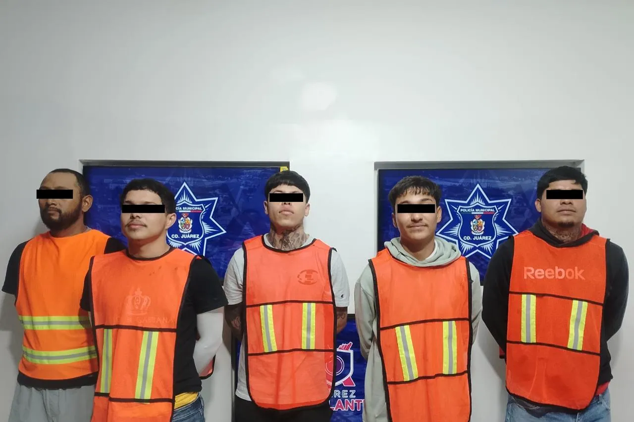 Dos de los arrestados enfrentan cargos por portación de arma de fuego, mientras que otros tres fueron acusados de resistencia y desobediencia a la autoridad.