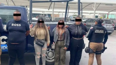 La víctima descubrió el engaño tras salir de un cajero automático; un operativo apoyado por cámaras de vigilancia permitió ubicar a los sospechosos en Querétaro.