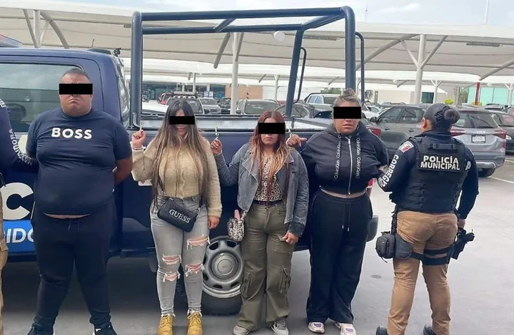 La víctima descubrió el engaño tras salir de un cajero automático; un operativo apoyado por cámaras de vigilancia permitió ubicar a los sospechosos en Querétaro.