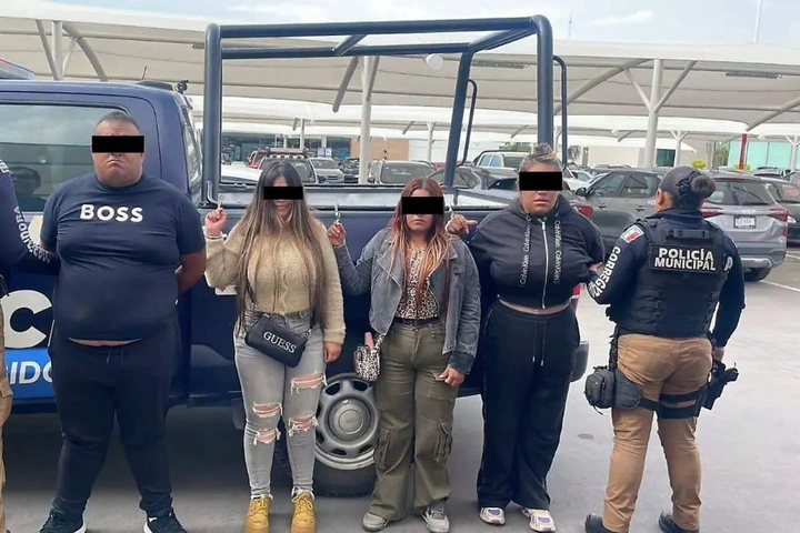 La víctima descubrió el engaño tras salir de un cajero automático; un operativo apoyado por cámaras de vigilancia permitió ubicar a los sospechosos en Querétaro.