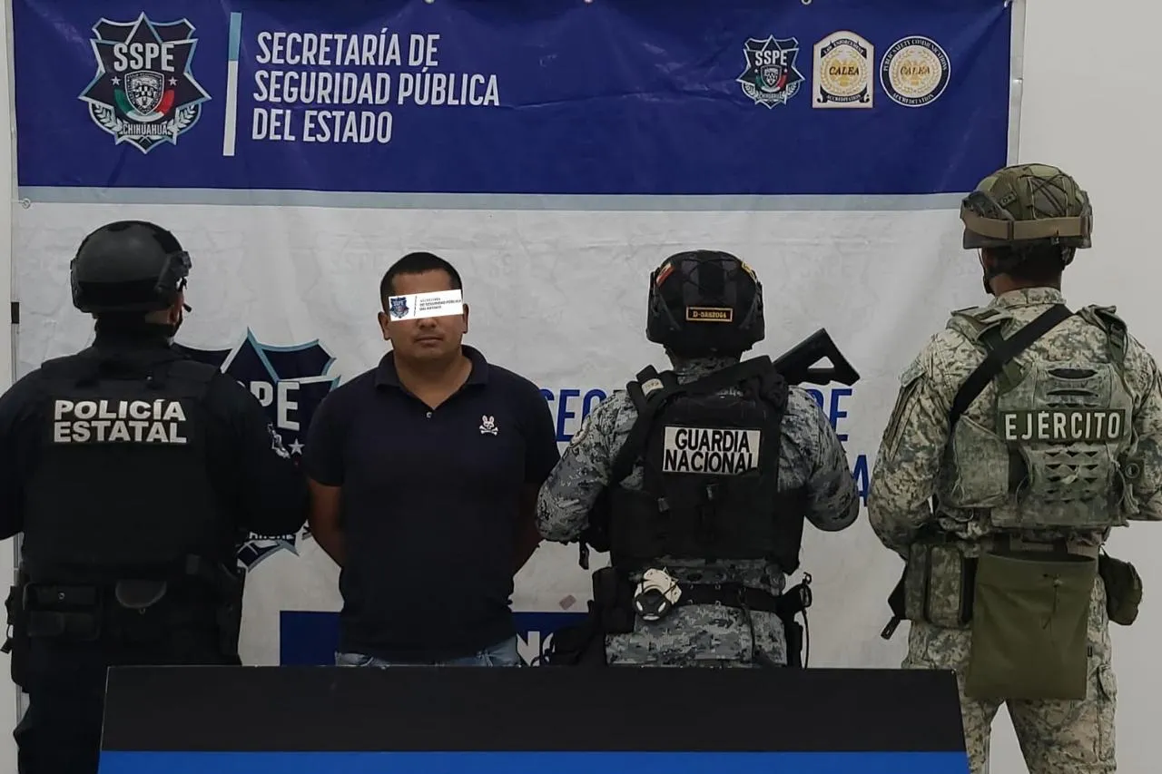Autoridades detuvieron en Ciudad Juárez a un presunto huachicolero de 21 años tras asegurar un camión cisterna con diésel de presunta procedencia ilegal en la colonia El Sauzal.