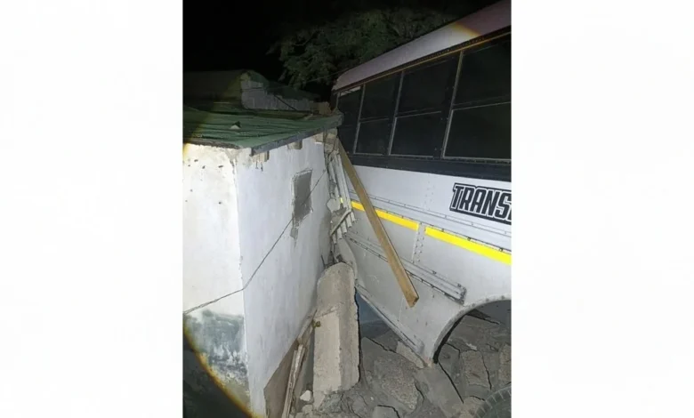 Roba camion y lo choca contra casa 1