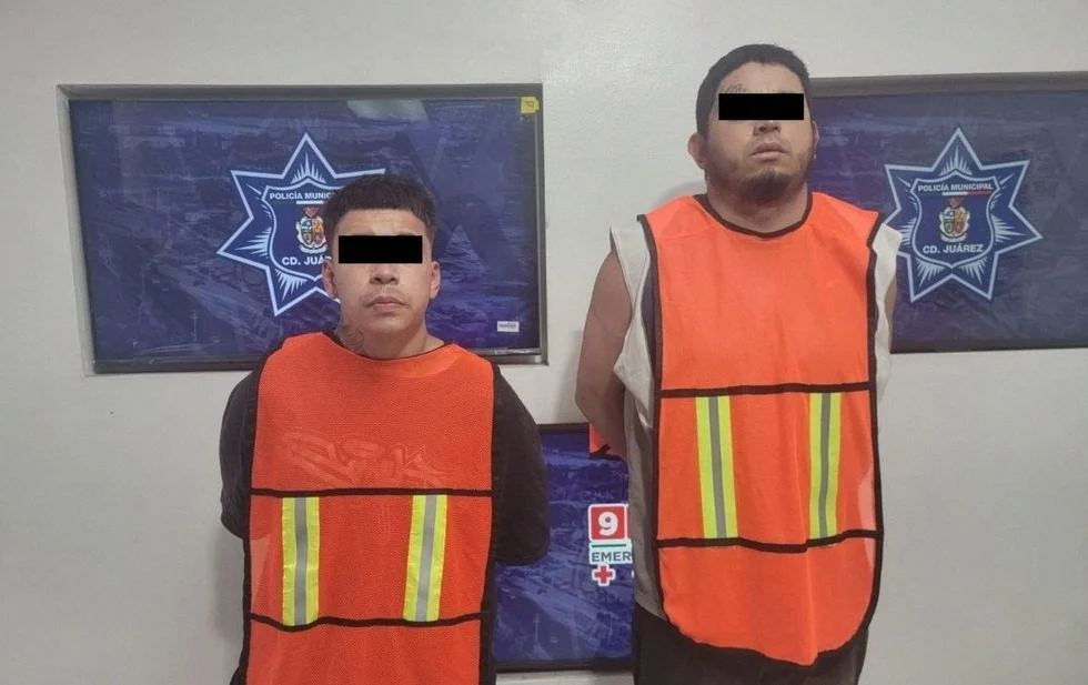 Un operativo de la Policía Municipal permitió rescatar con vida a un joven de 16 años que logró escapar de sus captores. Dos hombres fueron detenidos tras una persecución y les aseguraron armas de fuego.
