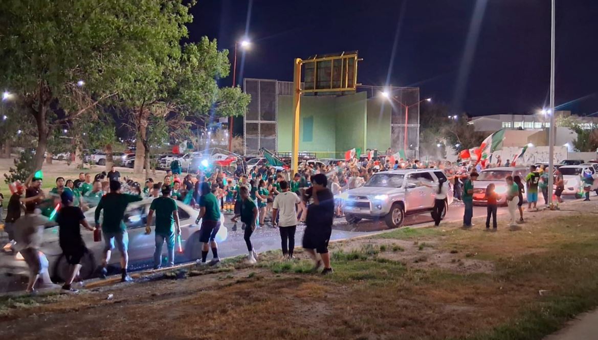 Aficionados celebran triunfo de México en la Megabandera de Ciudad Juárez 1
