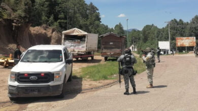 Los cuerpos fueron localizados sobre mercancía de abarrotes en el vehículo robado, en el tramo carretero de El Ocote a Guadalupe y Calvo.