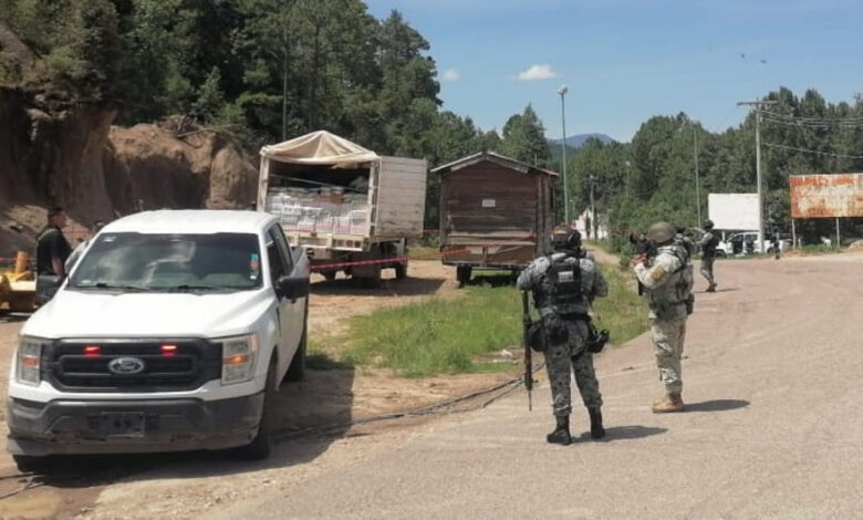 Los cuerpos fueron localizados sobre mercancía de abarrotes en el vehículo robado, en el tramo carretero de El Ocote a Guadalupe y Calvo.