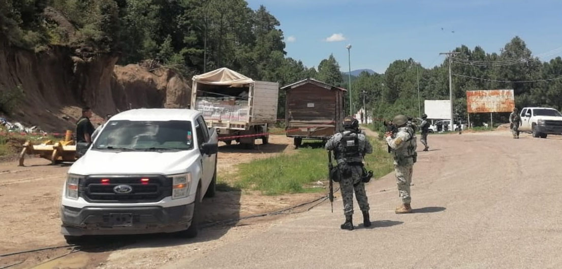 Los cuerpos fueron localizados sobre mercancía de abarrotes en el vehículo robado, en el tramo carretero de El Ocote a Guadalupe y Calvo.