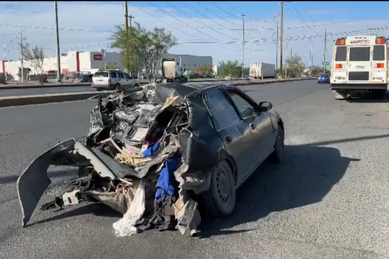 Aparatoso choque entre camión y honda