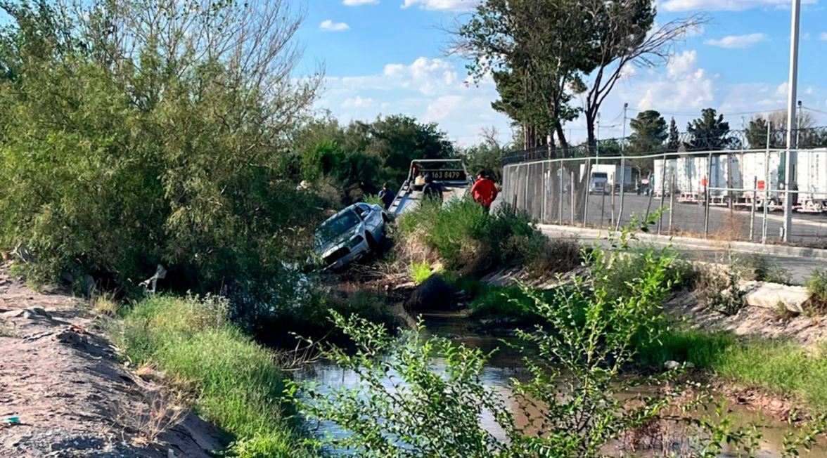 Dodge Charger cae a canal de riego tras accidente en la carretera al Porvenir 1