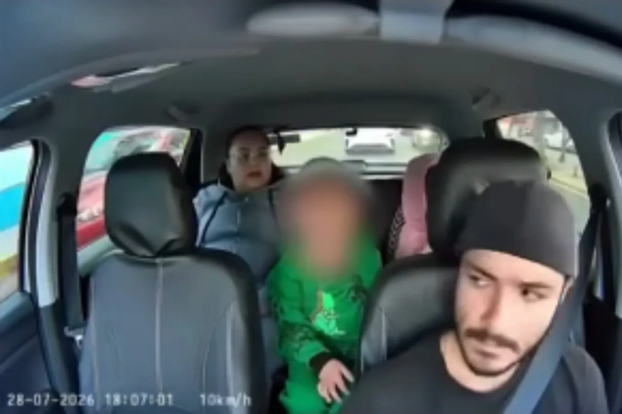 Pasajera discute con conductor tras pedirle que calmara a su hijo