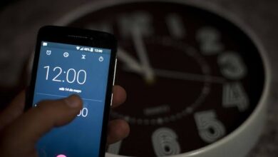 Usuarios reportaron que sus teléfonos adelantaron una hora de manera automática; especialistas explican qué pudo haber ocurrido y cómo solucionarlo.