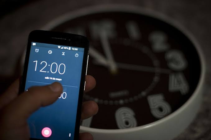 Usuarios reportaron que sus teléfonos adelantaron una hora de manera automática; especialistas explican qué pudo haber ocurrido y cómo solucionarlo.