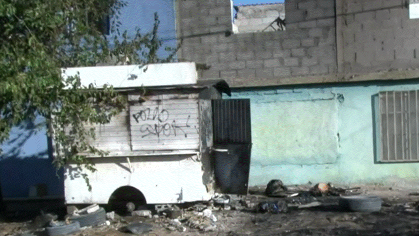 Ataque intencional en la colonia Carlos Castillo Peraza deja tres vehículos y un negocio de comida destruidos
