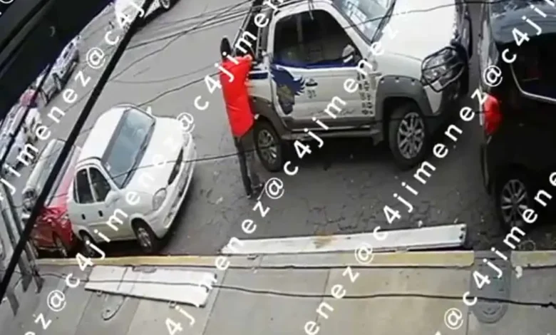 La víctima acudió a concretar una venta en la alcaldía Venustiano Carranza, pero fue atacada presuntamente por la supuesta compradora; la agresora fue detenida minutos después.