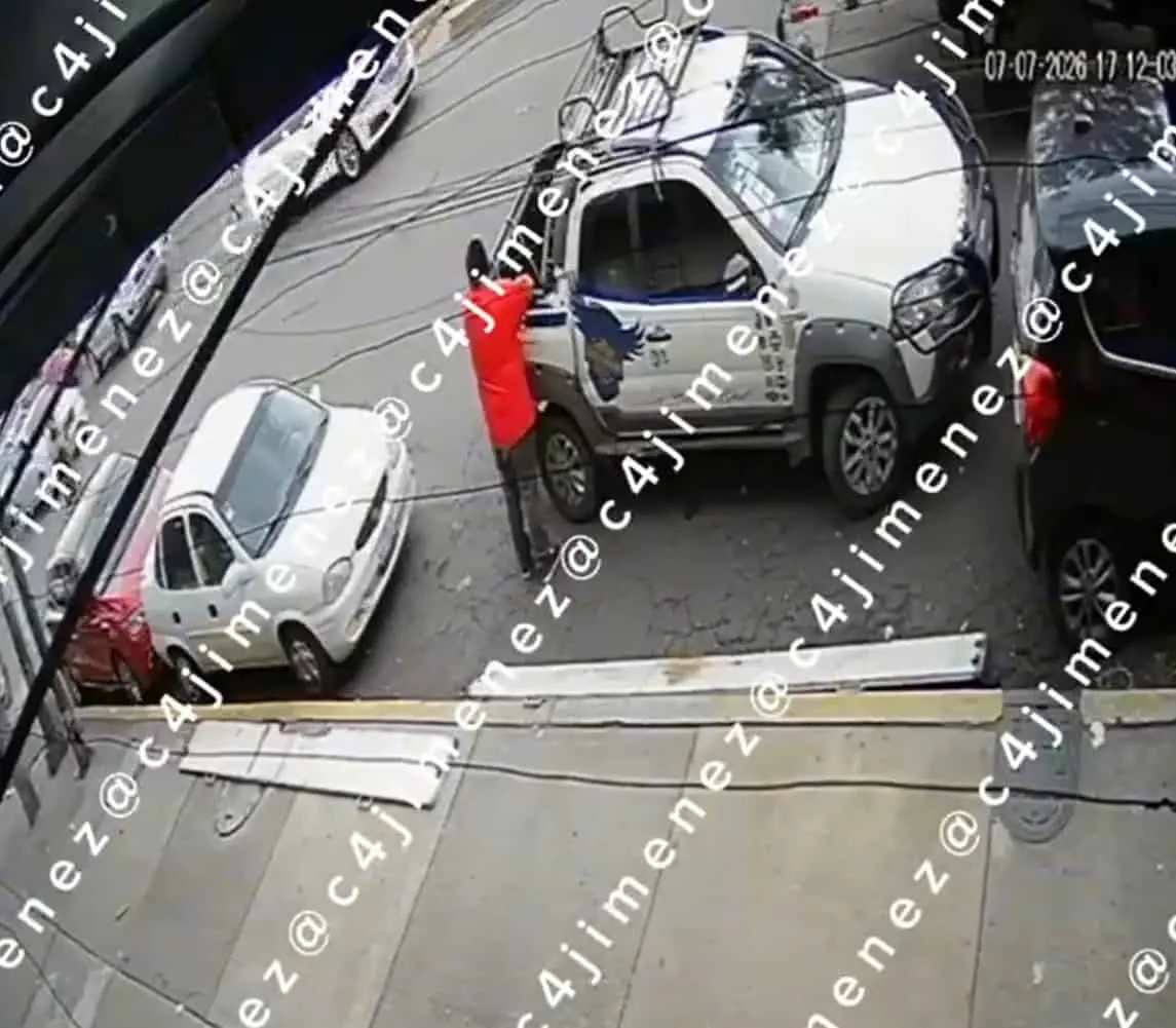 La víctima acudió a concretar una venta en la alcaldía Venustiano Carranza, pero fue atacada presuntamente por la supuesta compradora; la agresora fue detenida minutos después.