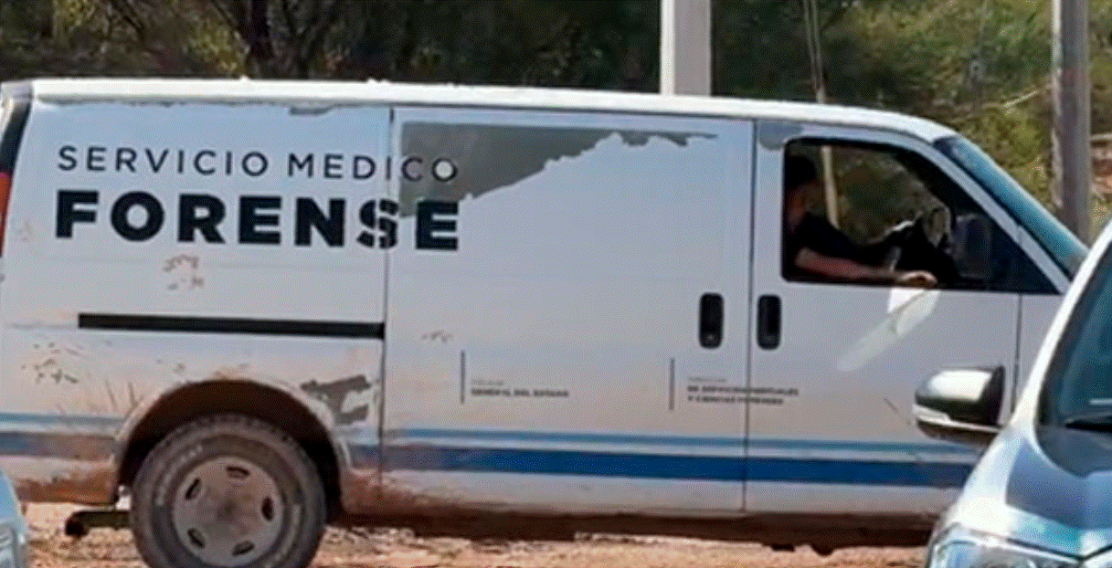 FOTOGRAFÍA: LAPARADADIGITAL.MXPolicías, bomberos y personal de la Fiscalía acudieron al canal 005 para recuperar el cuerpo y trasladarlo a Delicias.